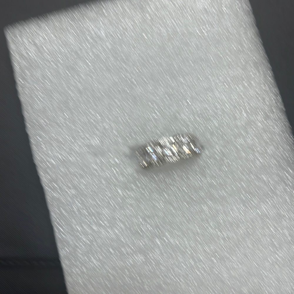 Ring 5 good sizes small ones all around very pretty ring don’t fit anymore